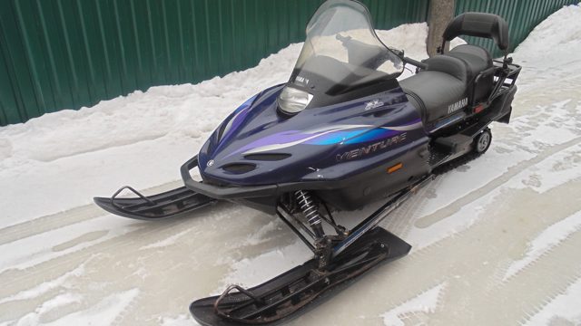 Снегоход Yamaha Venture XL синего цвета