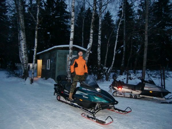 Снегоход Yamaha Venture вечером в зимнем лесу